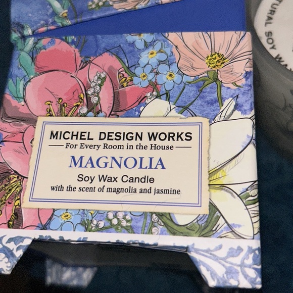 MICHEL DESIGN WORKS Soy Wax Candle - Picture 2 of 3
